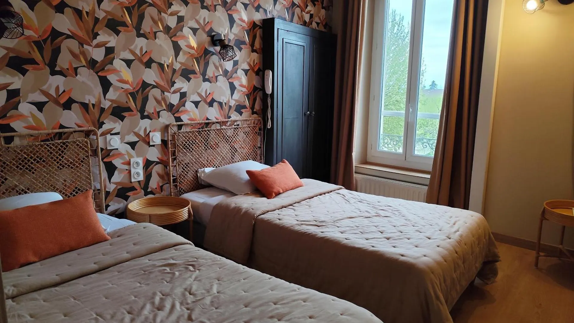 **  Hotel Saint Jean Оранж Франция